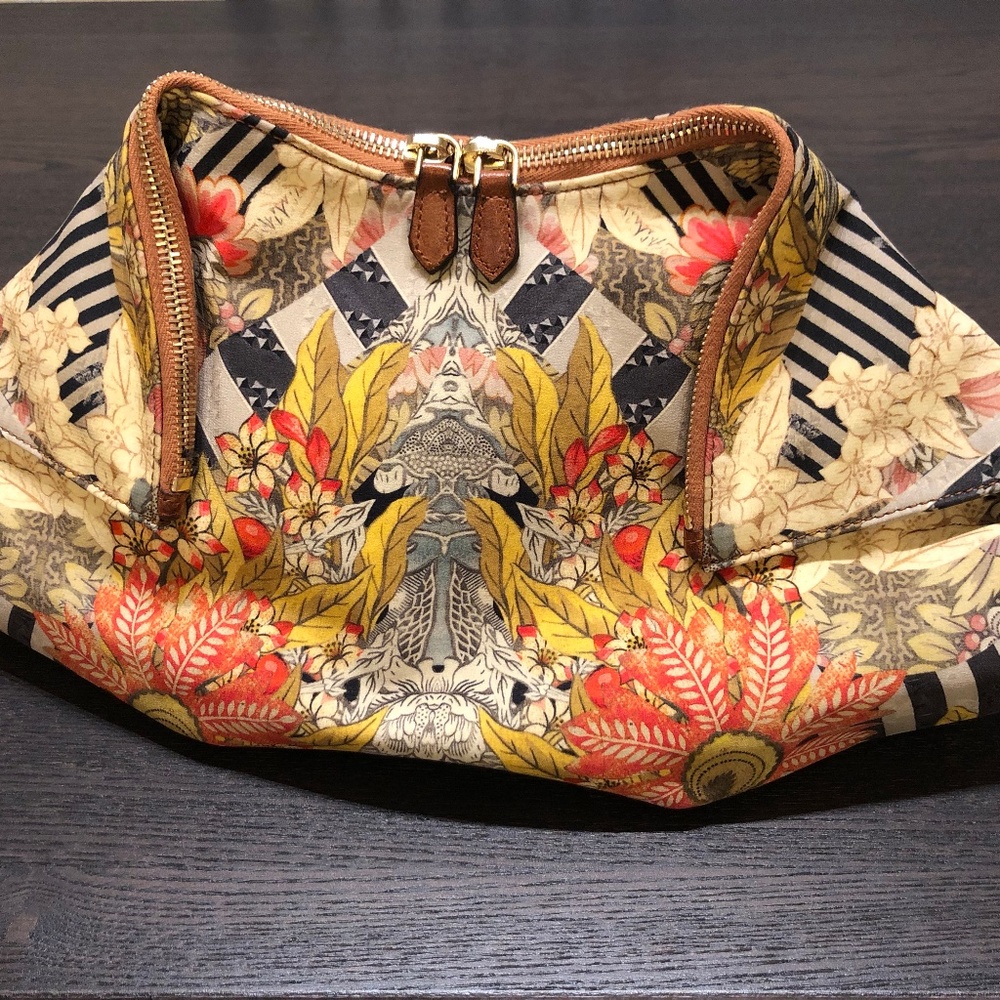 VGUC ALEXANDER MCQUEEN Matte Satin DE MANTA Clutch